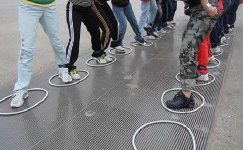 　　拓展訓練項目的創新必須掌握哪些呢?下面昆明拓展培訓的小編為大家分享下：  　　目標明確，單個的項目目標就是把事情做對。而整個培訓的目標是讓學員達到思維的更新，能夠正確地去做事。比如，求生項目，目標就是所有人不借助任何工具翻越4米高的墻。  　　規則簡單，目的是為了讓學員迅速明白，不能讓學員在規則上同老師糾纏不清。比如，盲人方陣項目學員常常會和老師討論學員屬不屬于資源的問題。  　　參與度高，盡可能讓所有人都能參與到活動中來，多一些肢體接觸的活動，更能觸動學員的情緒。比如，背摔和電網項目大家都覺得做完后學員情緒很高，肢體的接觸能夠更好地傳遞學員之間的情感。  　　能夠頓悟，往往越是簡單的，將平常大家不注意的細節運用到活動中，會對學員的沖擊很大。比如，10秒鐘雙手擊掌的數量，很多人在做完后，都會驚訝實際的結果和自己預想的不一樣。  　　理論模型，項目的規則的制定，是依據理論模型來設計的，沒有嚴謹的規則要求，幾乎就是一個娛樂的活動。  　　掌握這些原則，在創新一個項目就不是很難了，我們可以先從經典項目來創新，如信任背摔可以盲摔，電網不用掛件等等。  　　目前，許多培訓師熱衷于一個名為“負責人”的項目。通過懲罰學生的錯誤，他們可以交換感情和眼淚。這違反了教育法和客戶服務原則。我們真的能夠通過如此痛苦的體力勞動獲得新的知識嗎?這與我們倡導的以人為本的態度相差甚遠?”隨風潛入夜色，靜靜滋潤，應該是理想的效果。