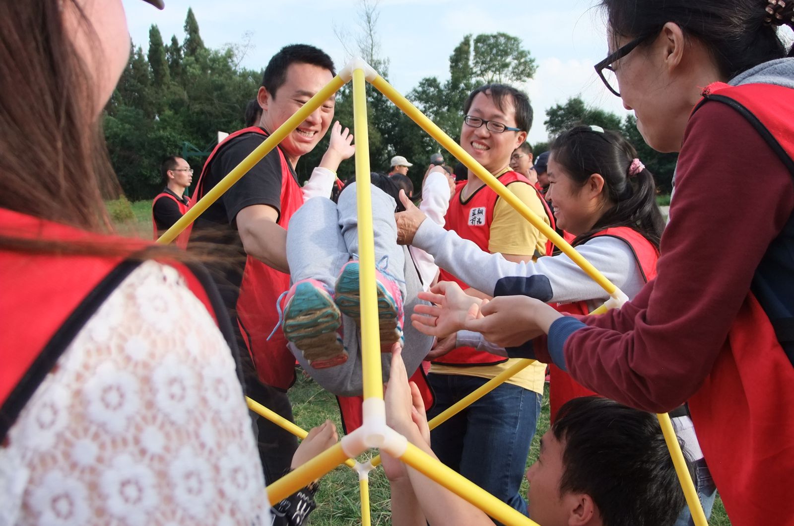 提升團隊凝聚力，來一場量身定制的團建拓展活動！